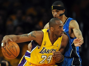 Kobe offre le premier match aux Lakers