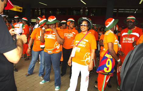 Les supporters ivoiriens à Libreville avec leur Hakka