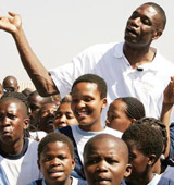 Basket/ RD Congo : Mutombo entraîne ses cadets et ouvre un hôpital